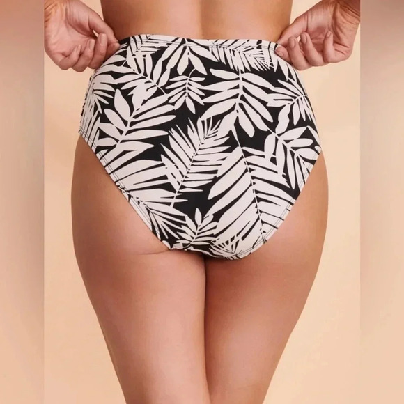 Bleu Rod Beattie Urban Oasis Twist Front Bikini
Swim Top Size 8 - Picture 6 of 9